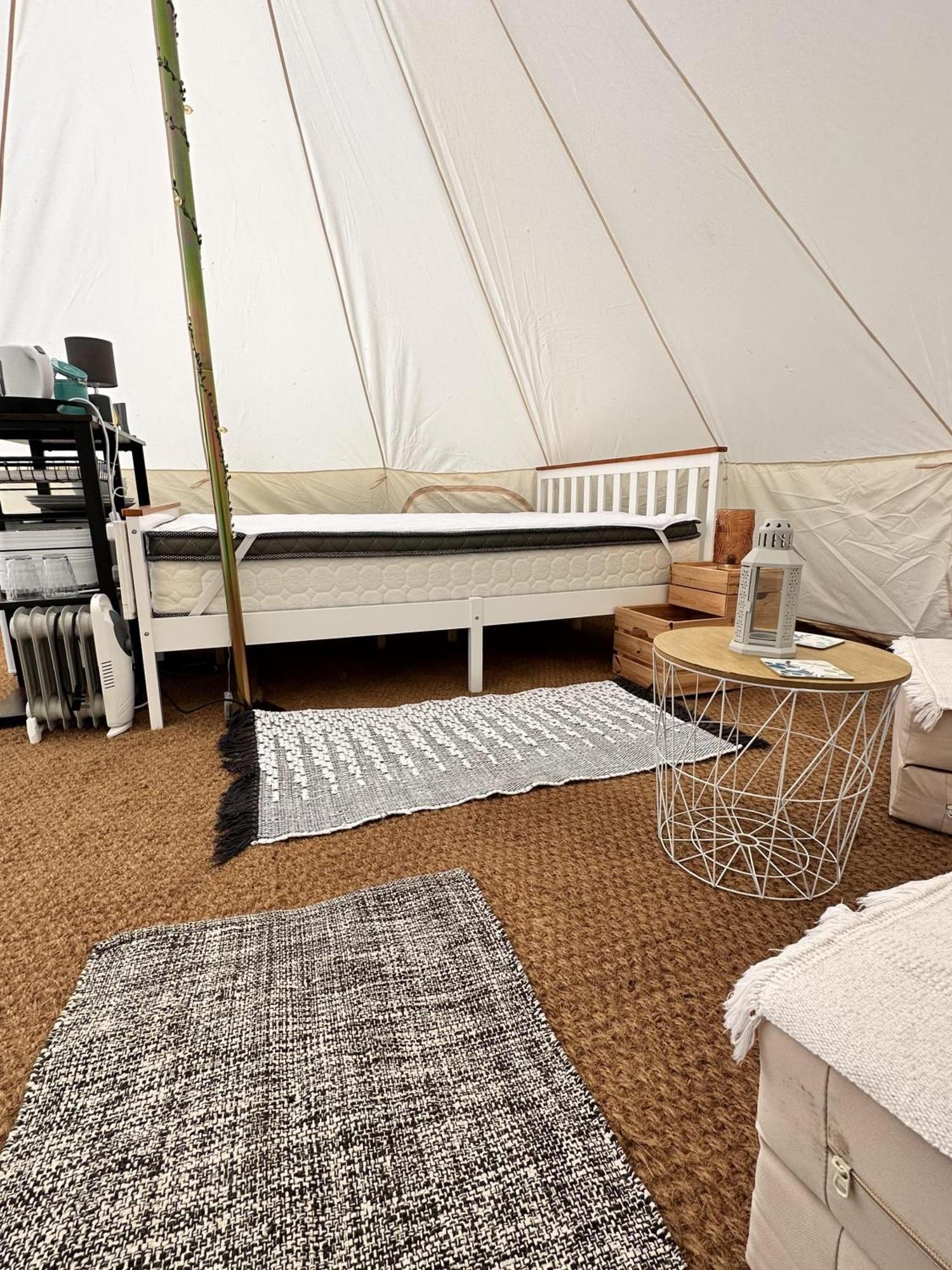 Spacious Bell Tent At Herigerbi Park Lincolnshire Vila Grantham Exterior foto